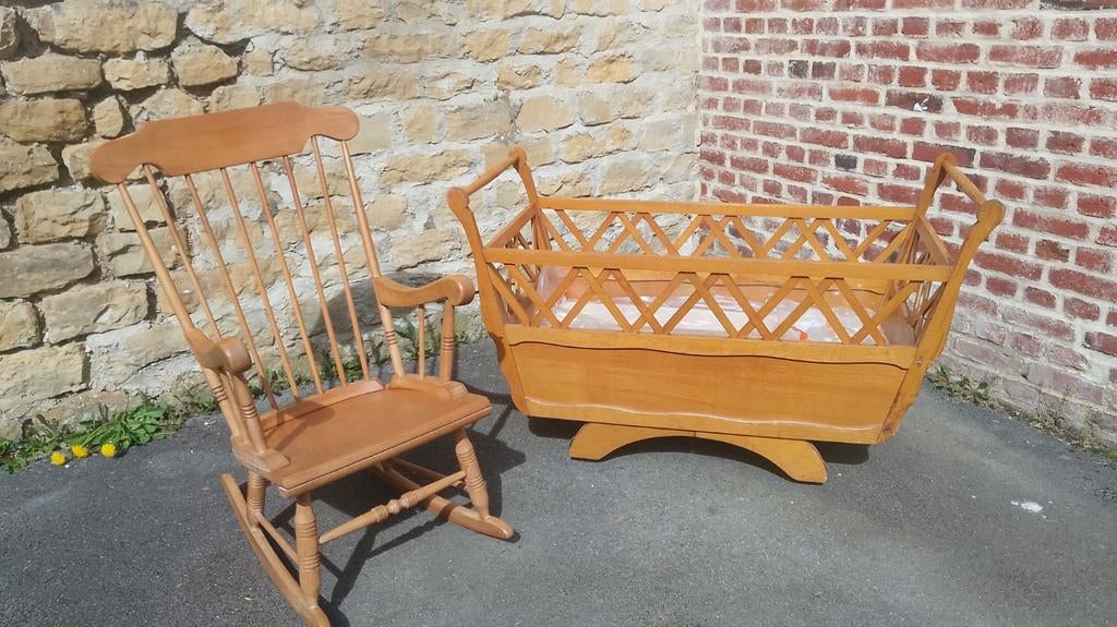 Beau fauteuil à bascule et joli lit bébé vintage année 60, Maison & Meubles, Fauteuils, Enlèvement