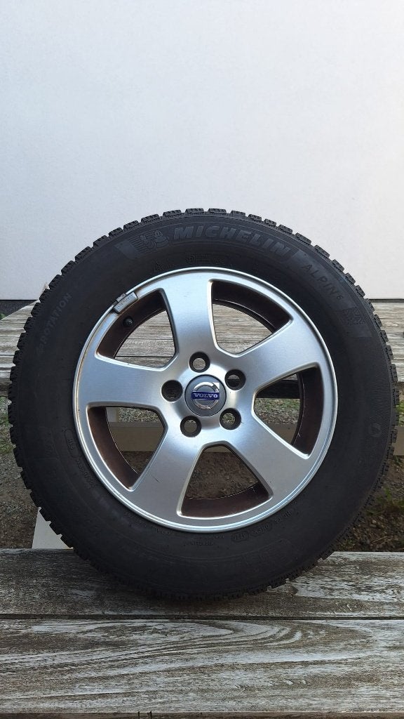 winterbanden op velg en dak drager Volvo V50, Auto-onderdelen, Ophalen, Gebruikt, 15 inch, Banden en Velgen