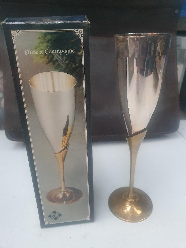 Verres à champagne en métal, Enlèvement