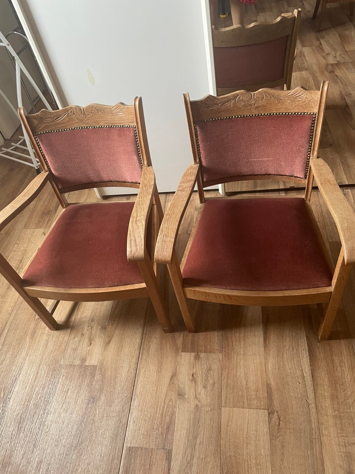 2 massief eiken armstoelen – landelijke/klassieke stijl, Antiek en Kunst, Ophalen