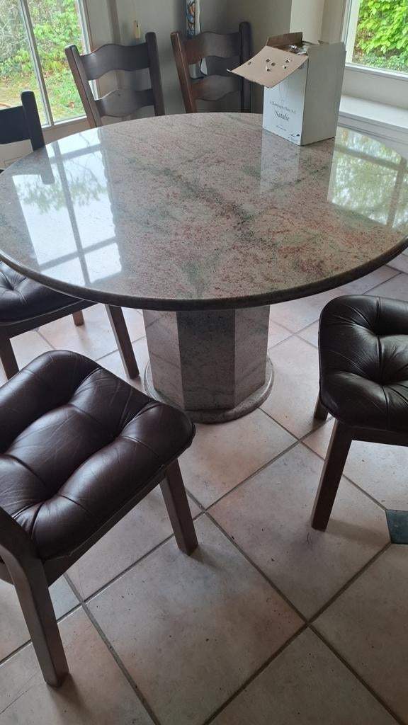 Tafel gratis afhallen zonder stoelen, Enlèvement