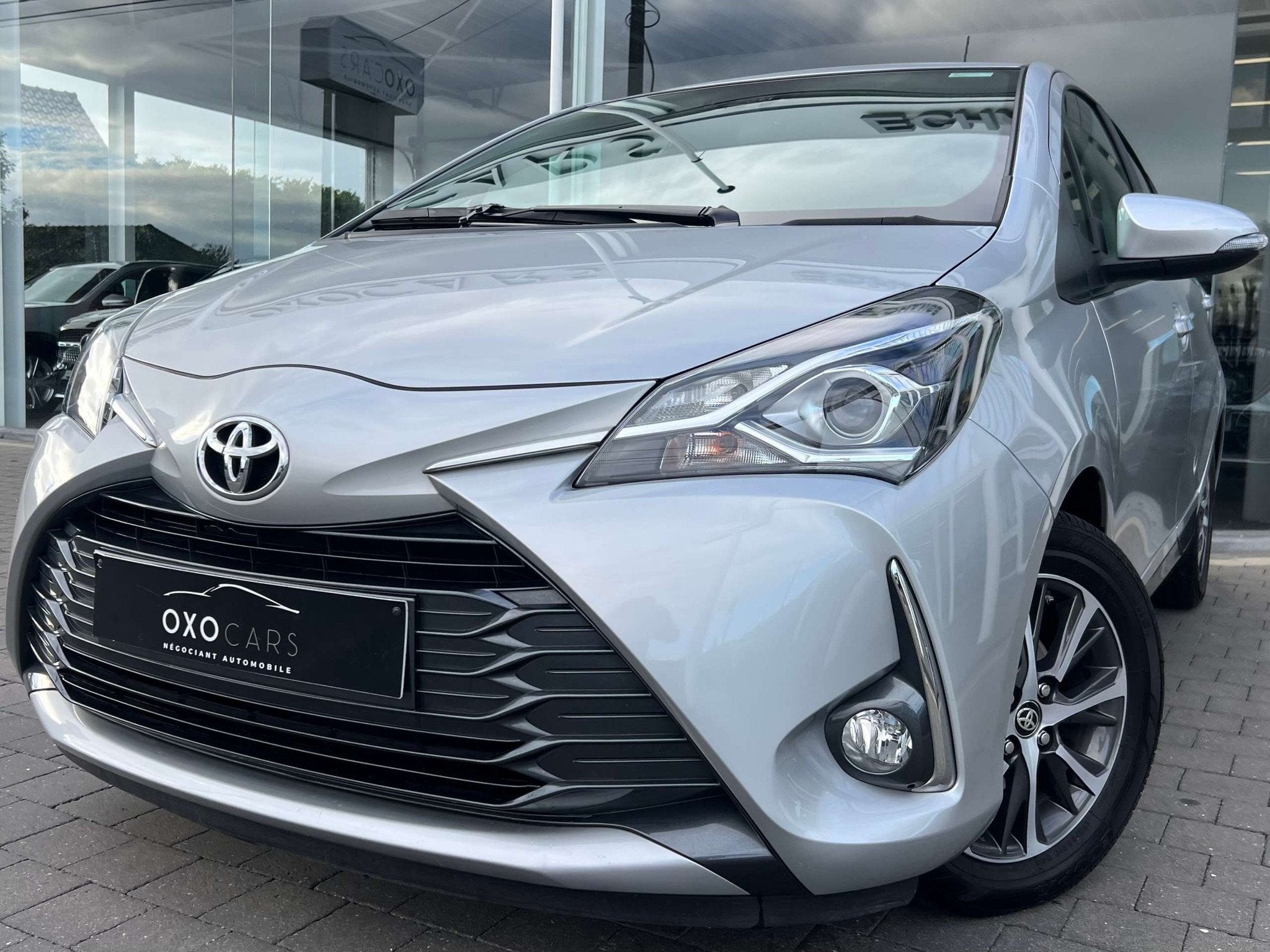 Toyota Yaris 1.5i VVT-I Y20 "20TH Anniversaire" 111CV / Gps, Autos, Argent ou Gris, Achat, Entreprise, 5 portes