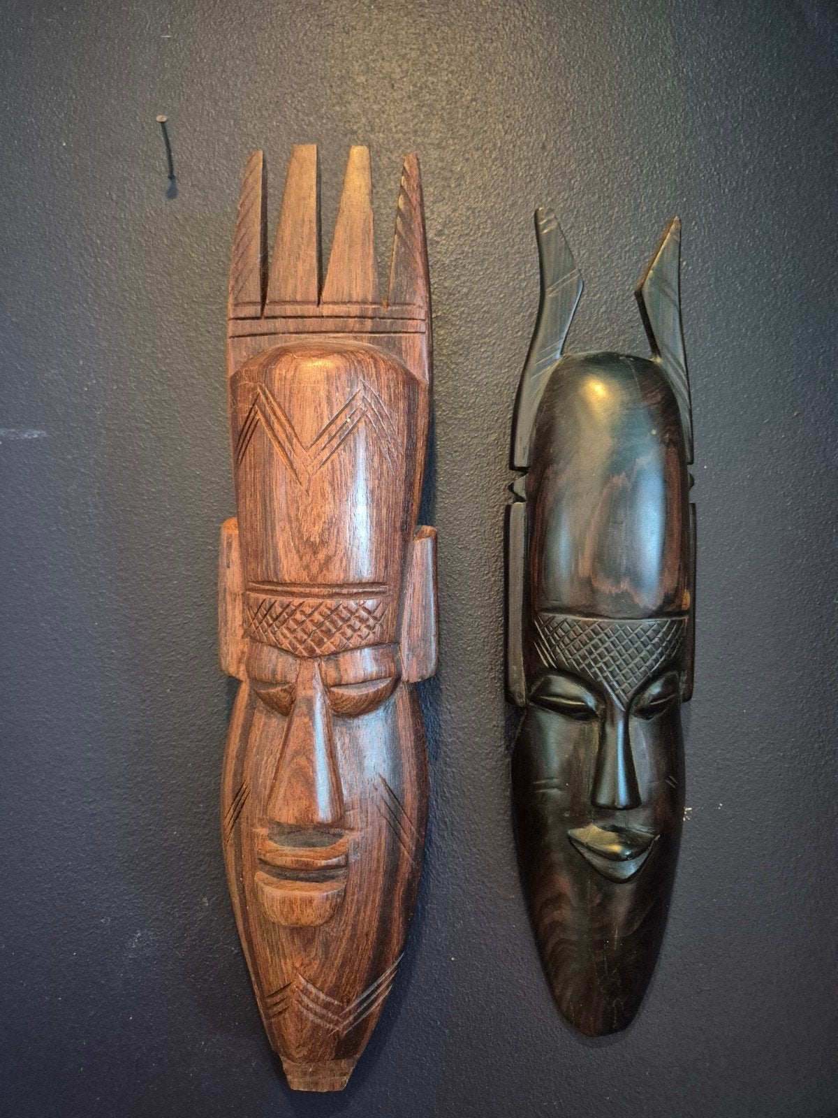 Set van 2 houten Afrikaanse wandmaskers – handgesneden decor, Antiek en Kunst, Kunst | Niet-Westerse kunst, Ophalen of Verzenden