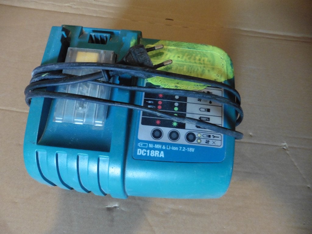 Makita oplader DC18RA, Ophalen of Verzenden, Zo goed als nieuw