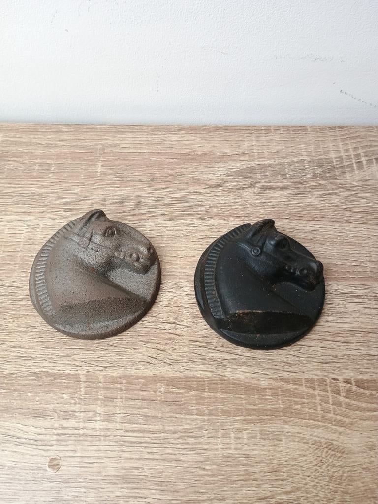 Medaillons met afbeeldingen van paarden