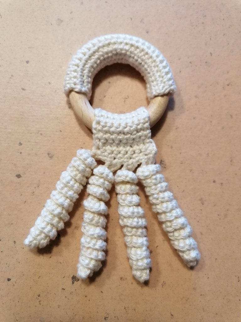 Gehaakt speelgoedje op houten bijtring voor baby's. Nieuw., Ophalen of Verzenden, Nieuw