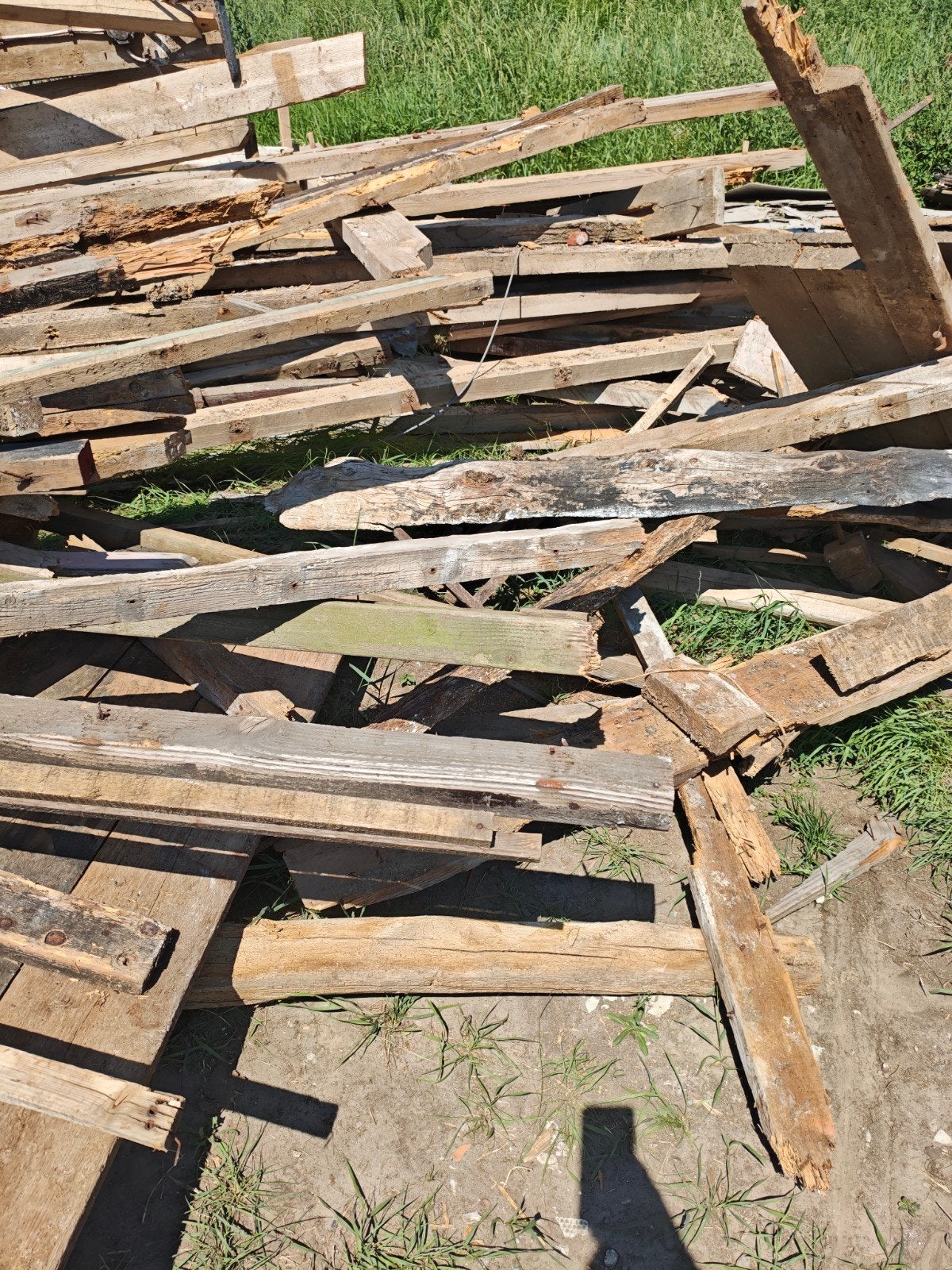 Grote stapels hout, brandhout, van afbraak, Ophalen