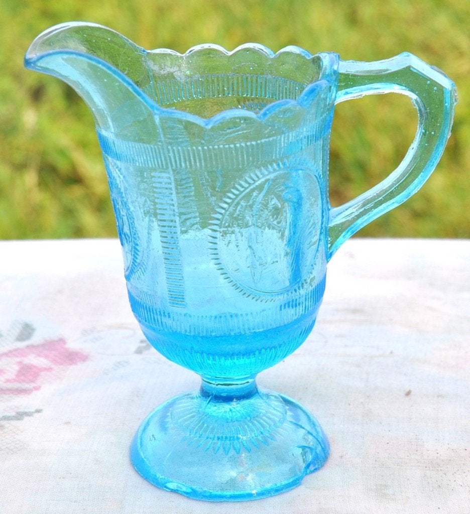 ancien pot au lait sur pied en verre bleu décor médaillon, Ophalen of Verzenden
