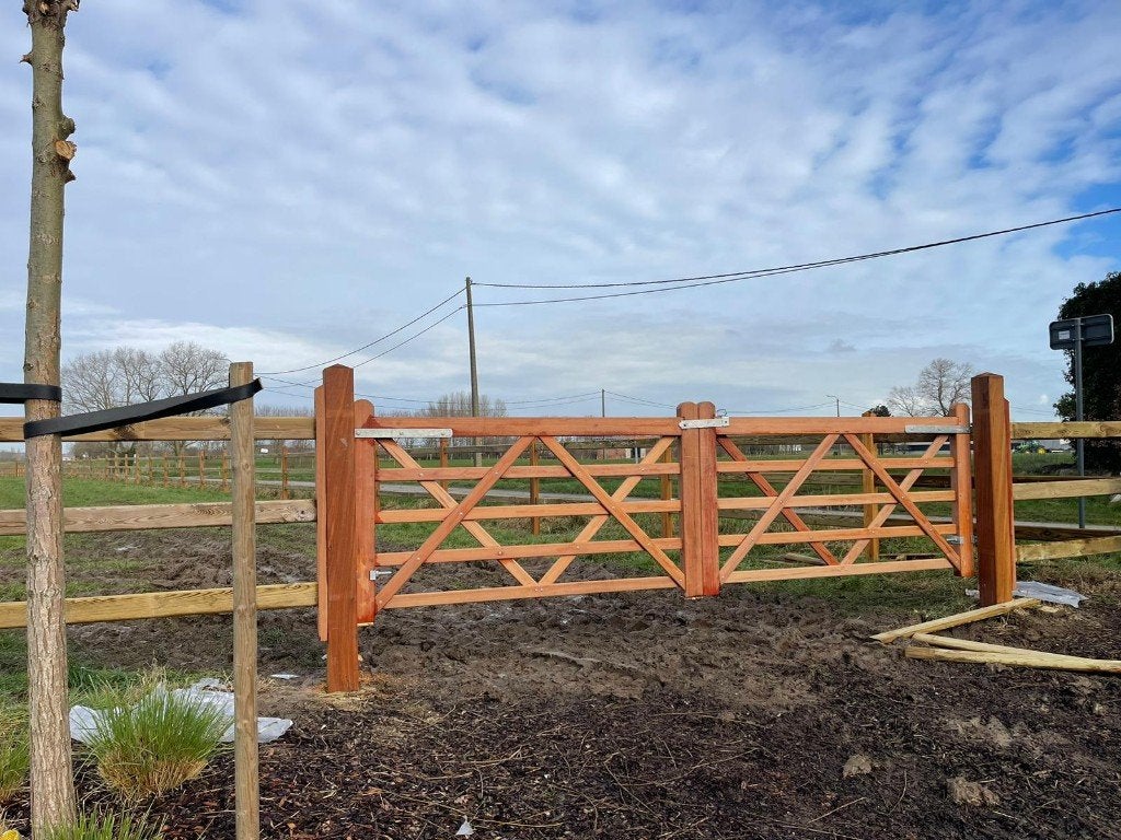 Porte Meadow en bois dur 120/210/300 en stock., Animaux & Accessoires, Box & Pâturages, Pâturage, 2 ou 3 chevaux ou poneys