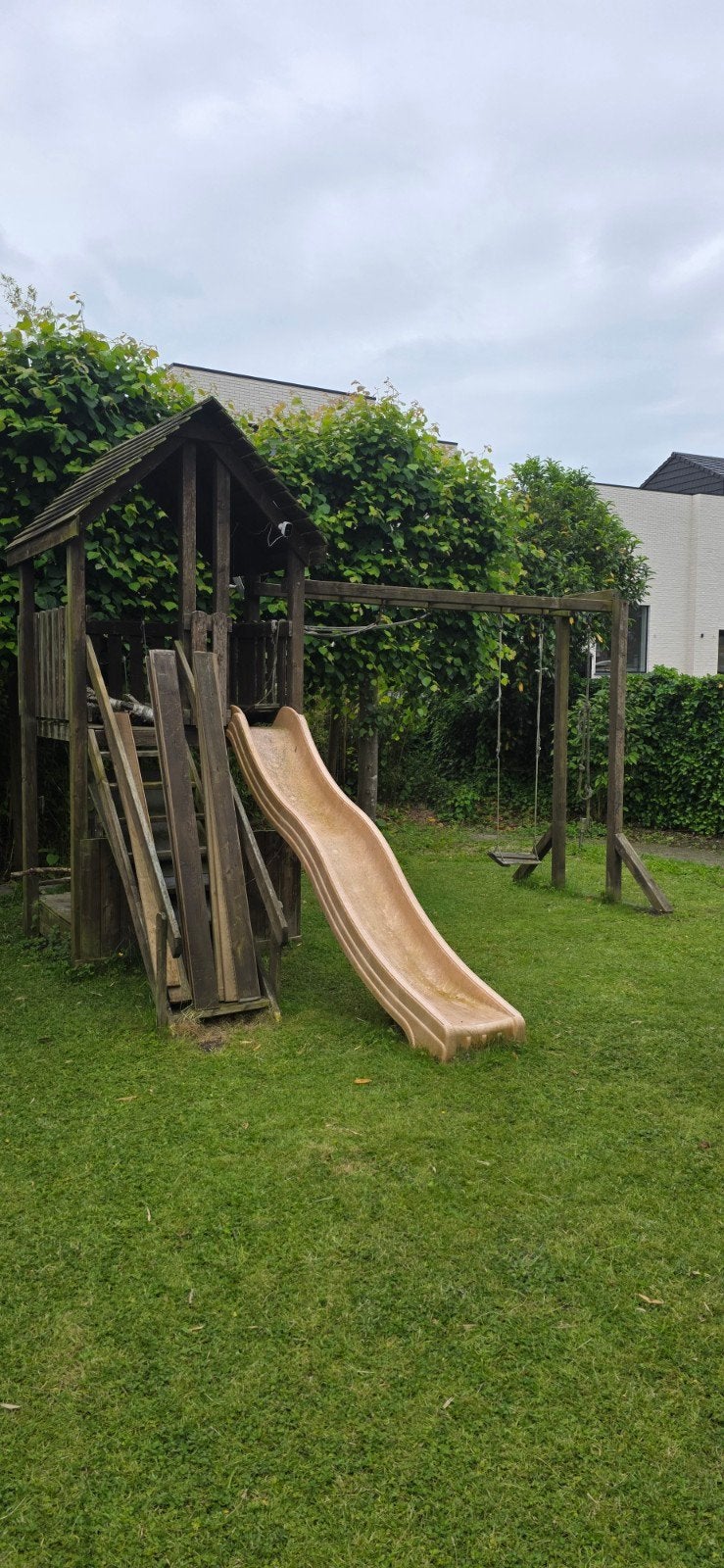 Gratis Speeltuin schommels, glijbaan en hut, Kinderen en Baby's, Ophalen of Verzenden, Glijbaan