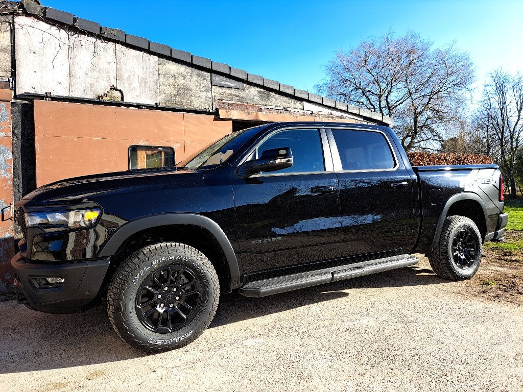 Ram 1500 crew cab 4x4 Rebel Night Premium te koop., Auto's, Automaat, Bluetooth, Zwart, Leder