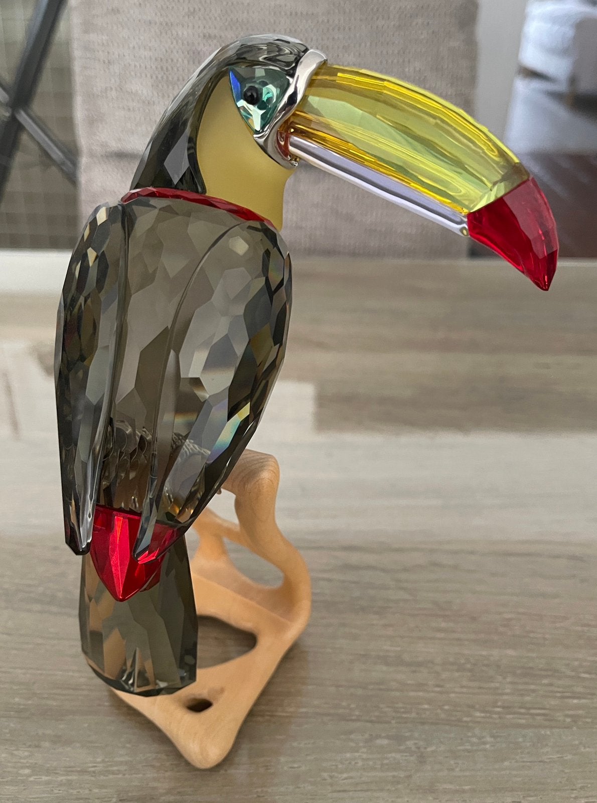 Swarovski toekan op houten staander