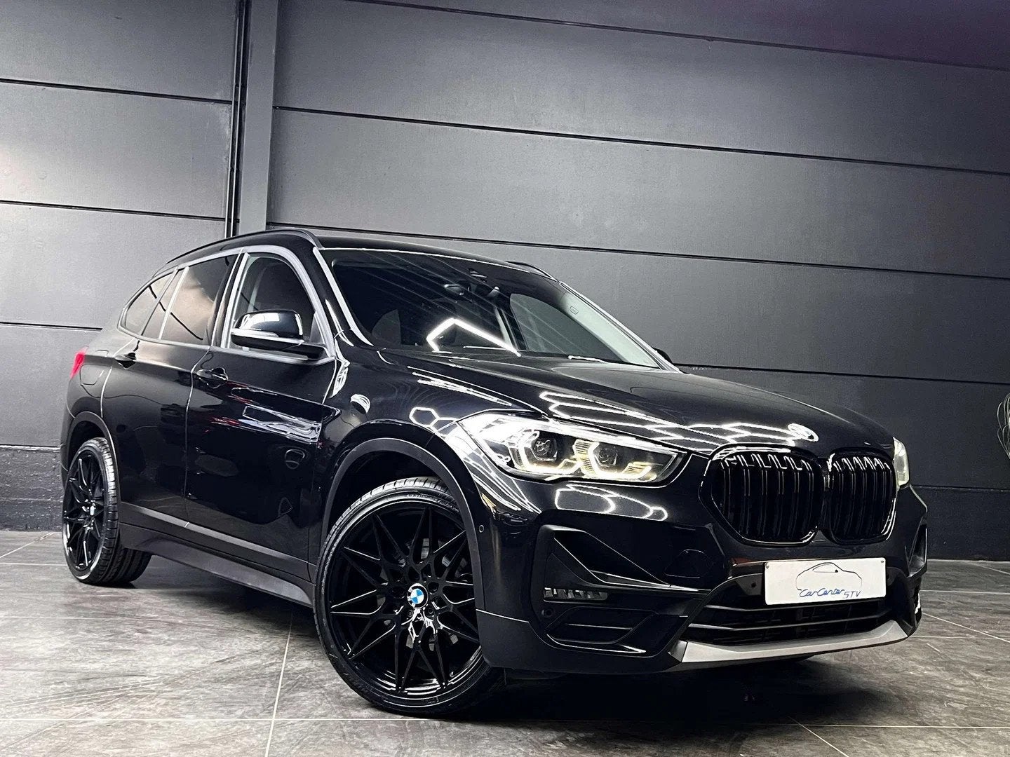 BMW X1 xDrive25e Hybride/LED/Camera/Head Up/All Black/, Gebruikt, 169 kW, Zwart, Leder