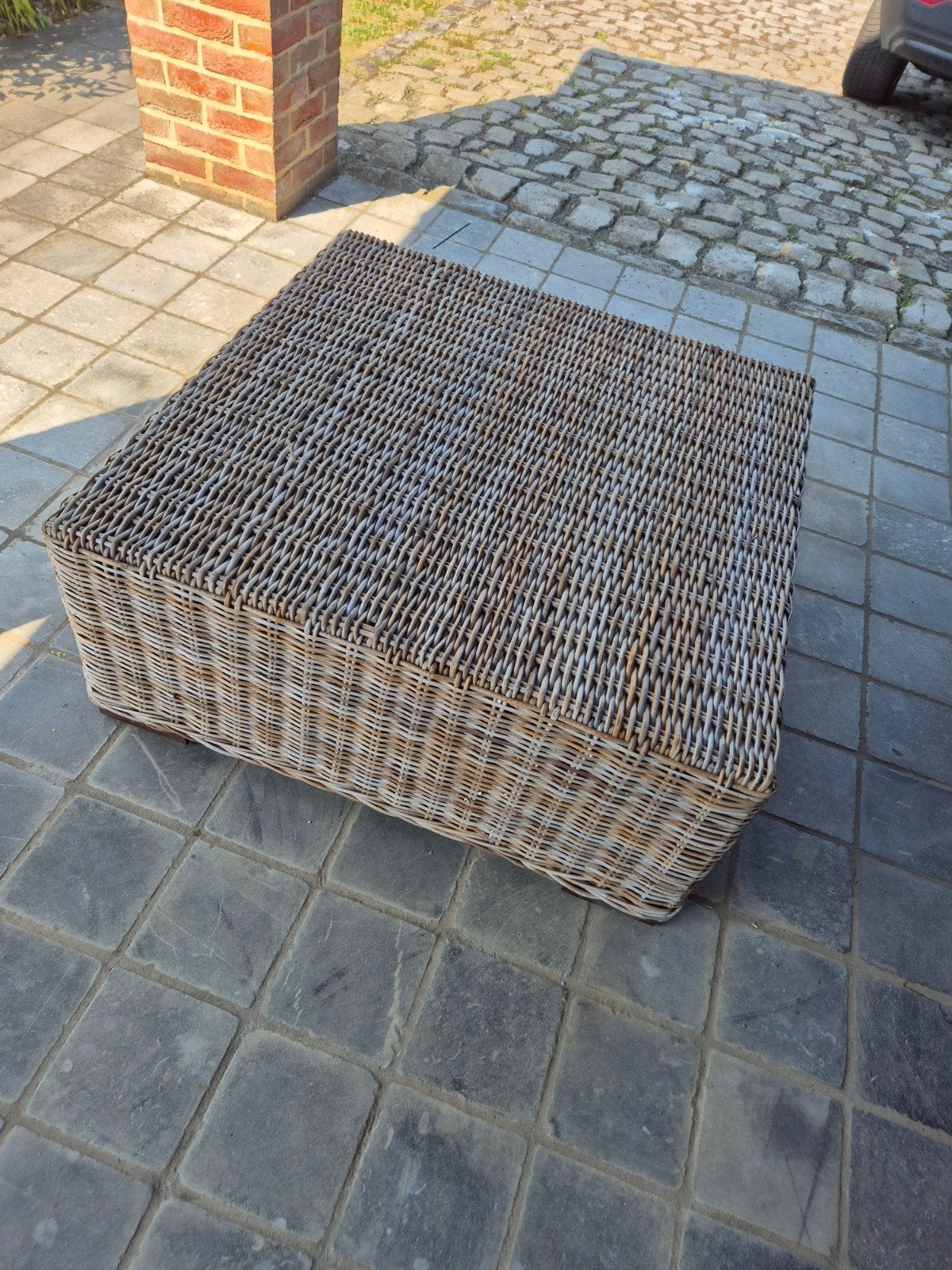 Rieten tuin tafel, Ophalen