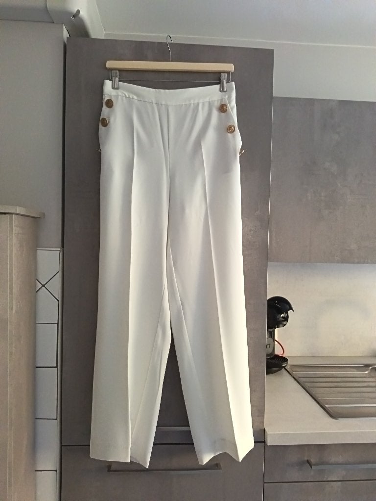 Witte broek van ZARA met elegante gouden knopen M, Kleding | Dames, Zara, Ophalen of Verzenden, Zo goed als nieuw, Wit