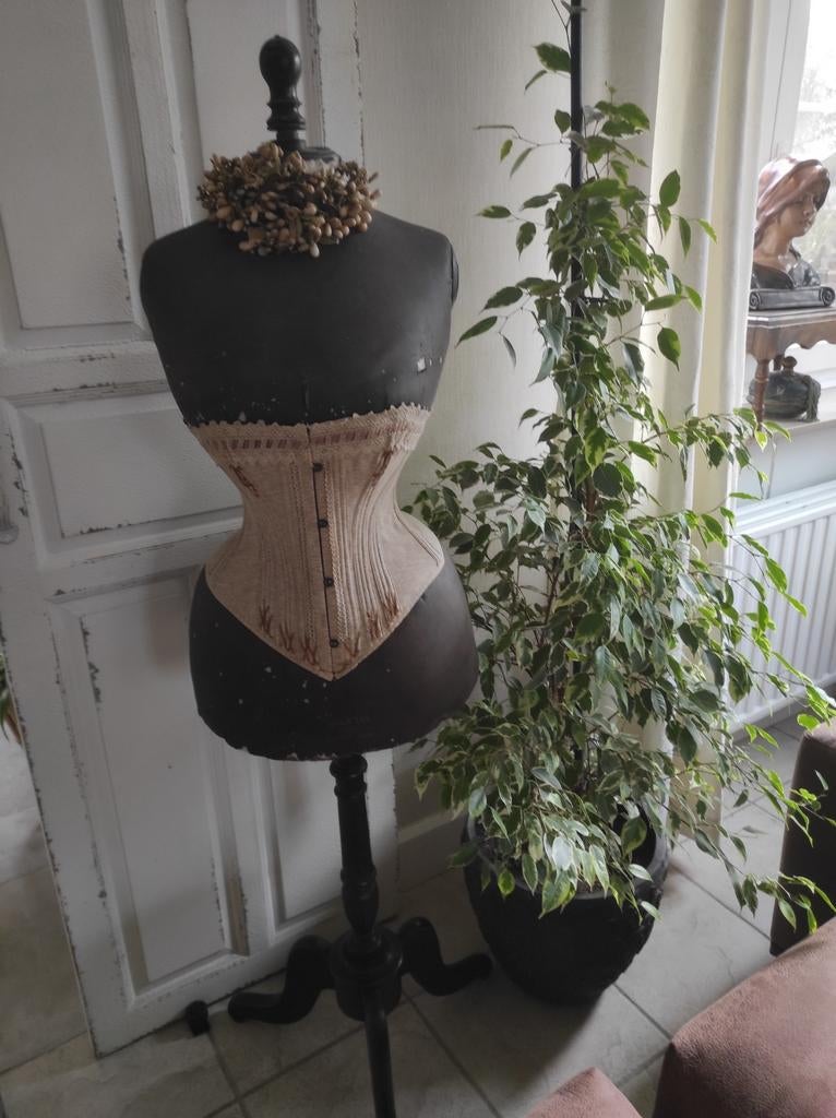 Oude paspop met corset, zonder wassen kroon, Ophalen