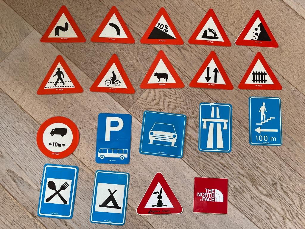 18 oude stickers - Mireille - verkeersborden, Collections, Marques & Objets publicitaires, Comme neuf, Autres types, Enlèvement ou Envoi
