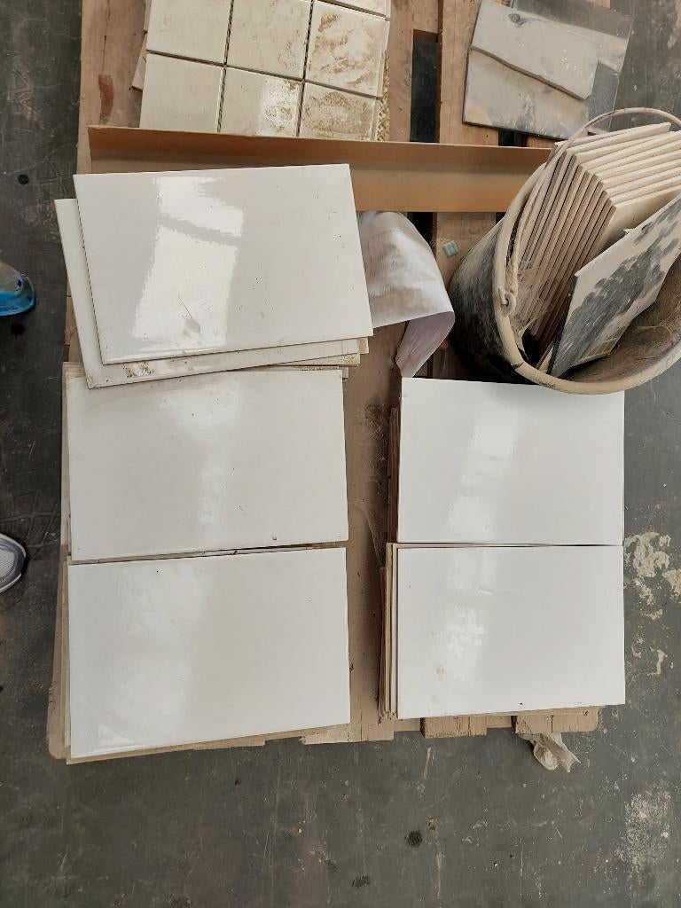 À VENDRE EN URGENCE : lot de carrelage blanc brillant, Bricolage & Construction, Dalles & Carrelages, Enlèvement, 5 à 10 m², Autres matériaux