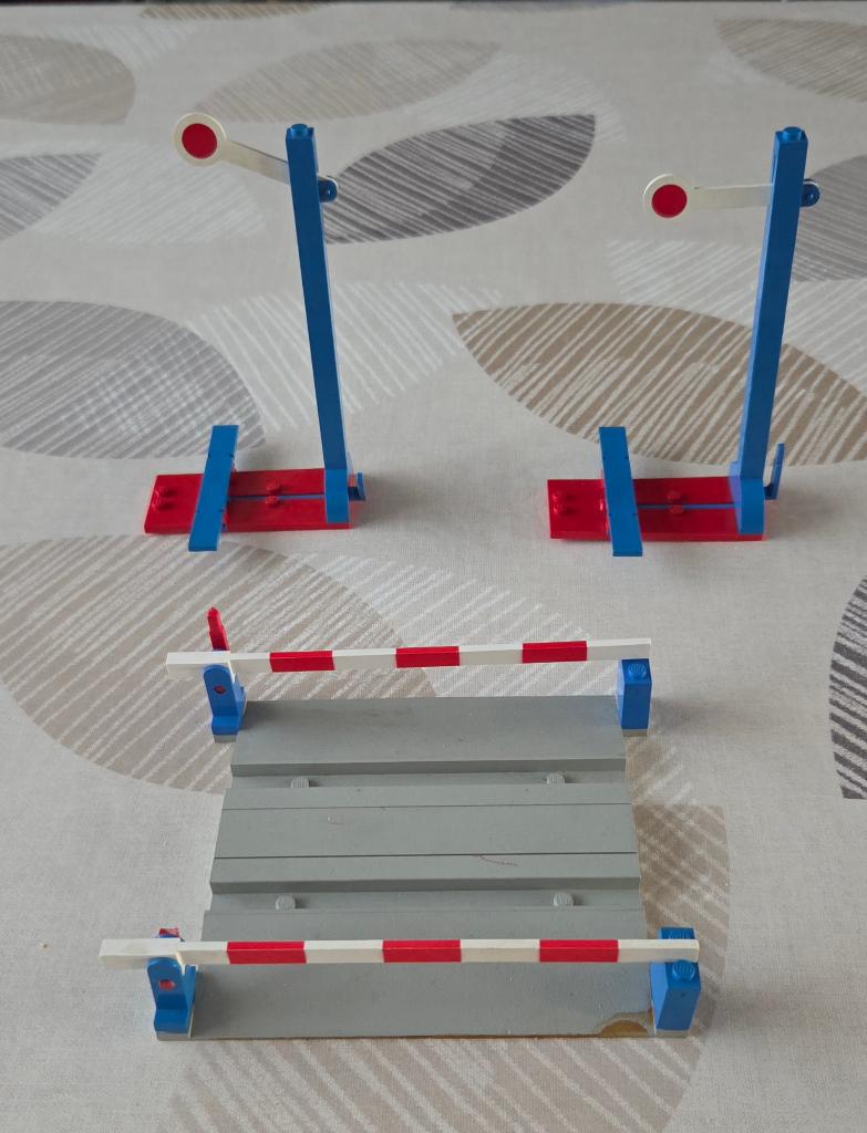 LEGO 158 Railroad Crossing Gate+ 2 Signal Posts, Enlèvement ou Envoi, Utilisé, Lego