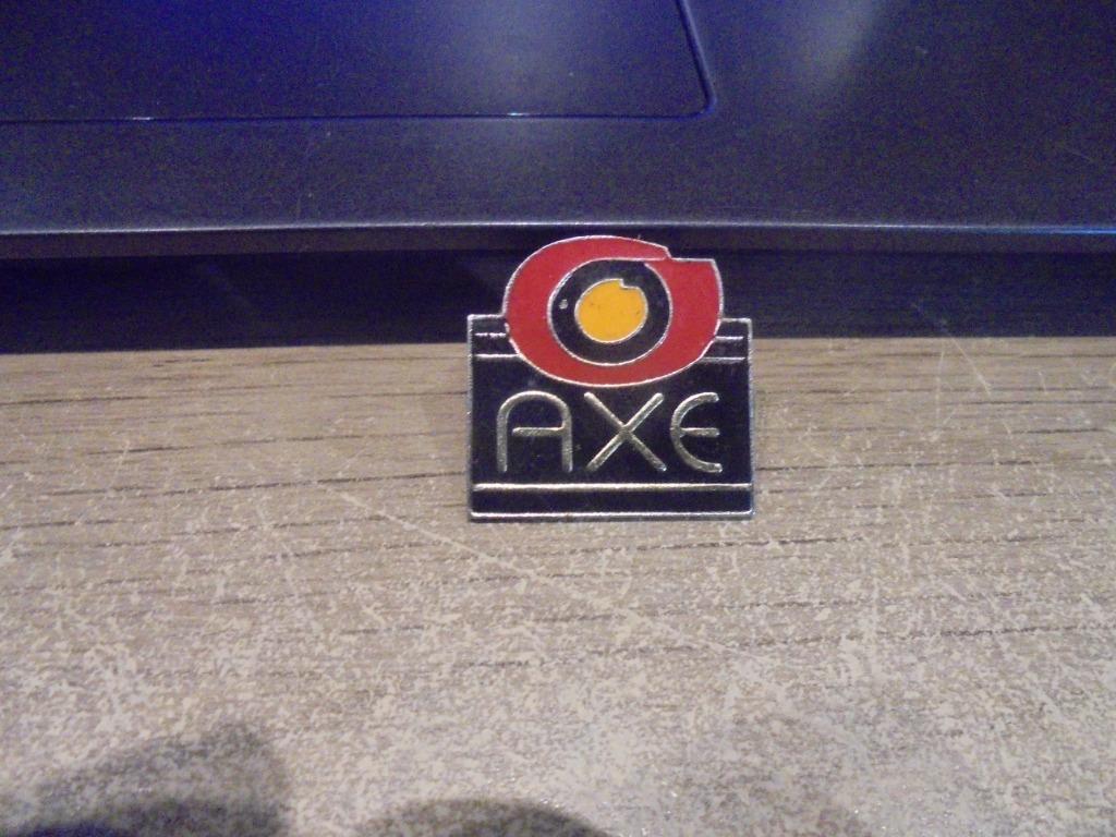 pin Axe, Verzamelen, Ophalen of Verzenden, Zo goed als nieuw, Speldje of Pin