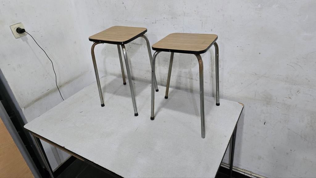 antieke twee vintage krukken in formica bruine kleur ann, Ophalen of Verzenden