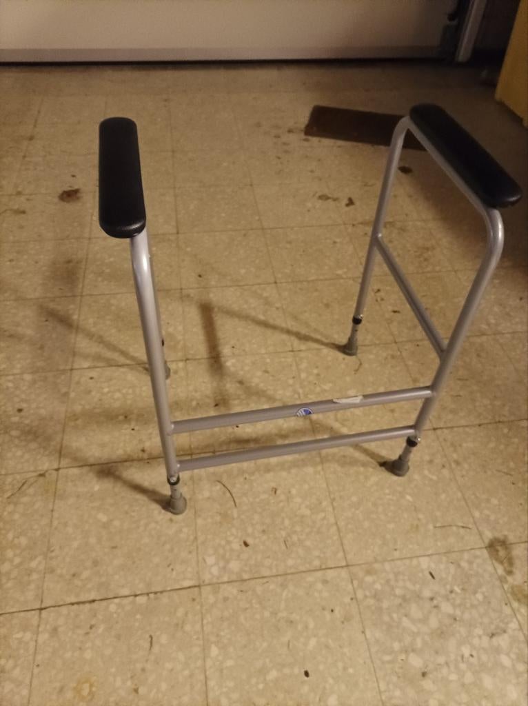 Sta op hulp voor bv toilet, Ophalen, Zo goed als nieuw