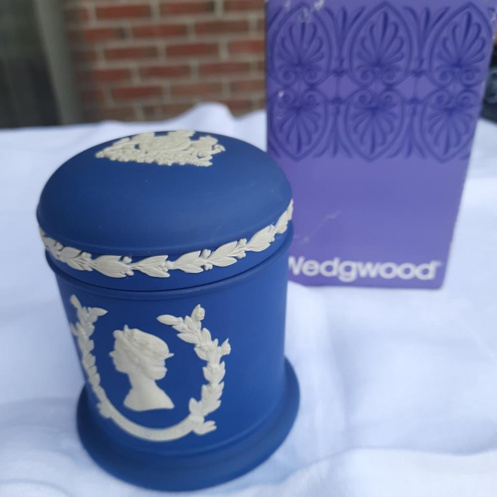 WEDGWOOD 1977 ELISABETH 2 JUBILEE ROUND JAR + EXTRA*TOP*, Antiek en Kunst, Antiek | Porselein, Ophalen