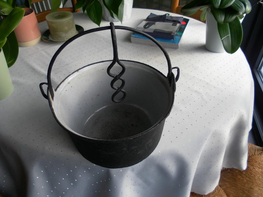 Une bouilloire ancienne se trouvait au-dessus d'une cheminée, Antiquités & Art, Enlèvement