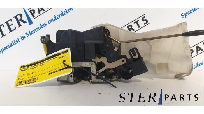 Serrure portière mécanique 4portes avant droite d'un Merce, Autos : Pièces & Accessoires, Carrosserie & Tôlerie, Mercedes-Benz