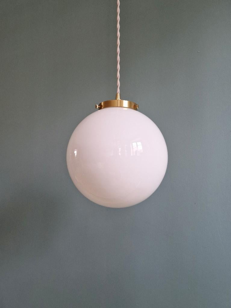 Suspension Art Déco en opaline blanche et laiton, Enlèvement ou Envoi