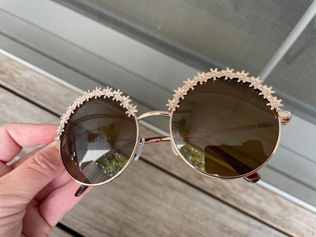 Zonnebril Veritas met bloemetjesdetail, Handtassen en Accessoires, Ophalen of Verzenden, Zo goed als nieuw, Zonnebril
