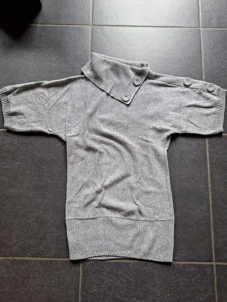 grijze trui Dakar met korte mouwen en design grote knopen, Ophalen of Verzenden, Gedragen, Maat 36 (S), Grijs