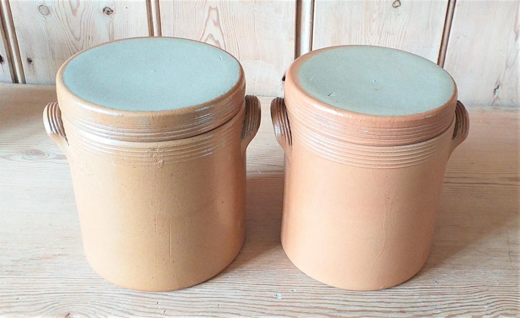 2 anciens  pots en grès vernissé avec couvercle, Ophalen
