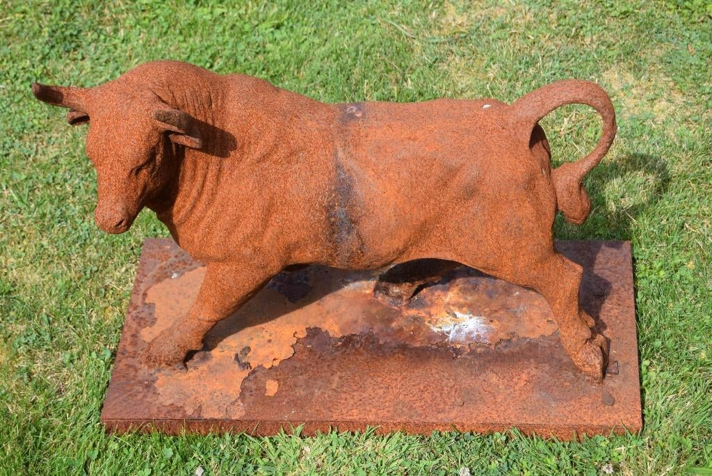 GRAND TAUREAU EN FONTE PATINEE ROUILLE, Enlèvement, Comme neuf, Autres matériaux, Animal