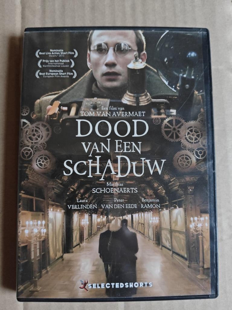 Dood van een schaduw (kortfilm door Tom Van Avermaet), Enlèvement ou Envoi