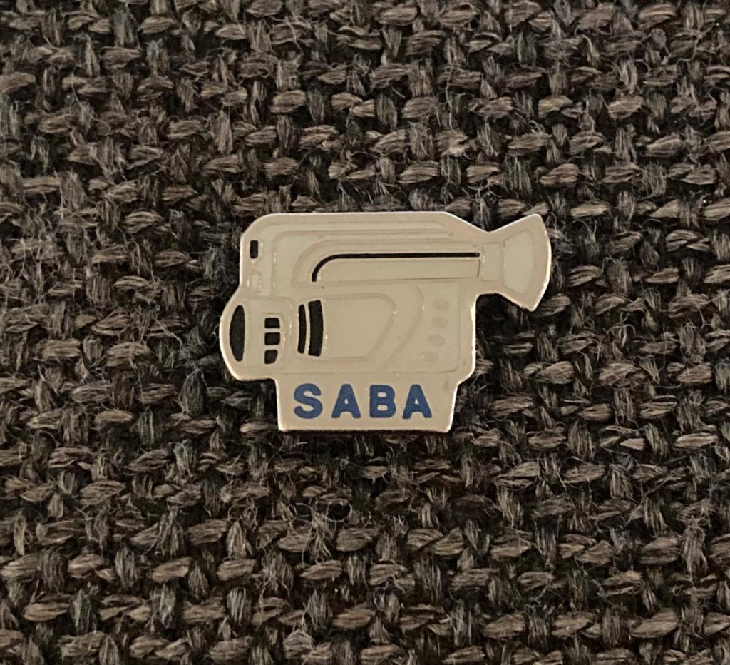 PIN - SABA - CAMERA - SURVEILLANCE, Verzamelen, Verzenden, Gebruikt, Merk, Speldje of Pin