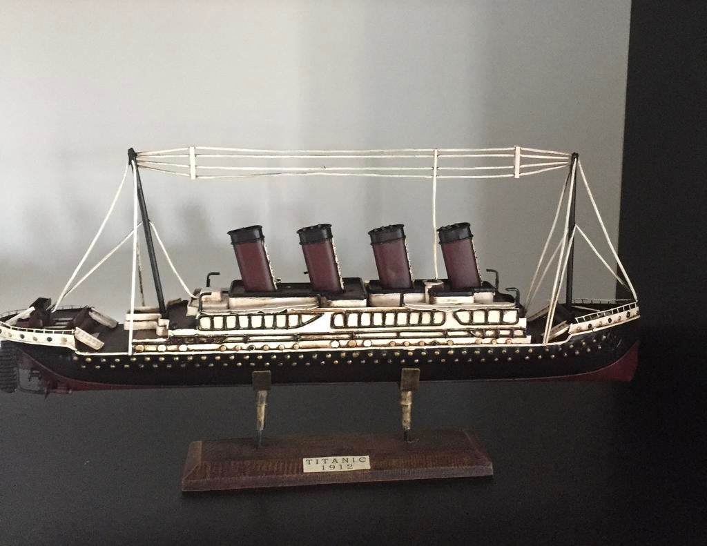 Titanic op statief, Hobby & Loisirs créatifs, Modélisme | Bateaux & Navires, Enlèvement, Comme neuf
