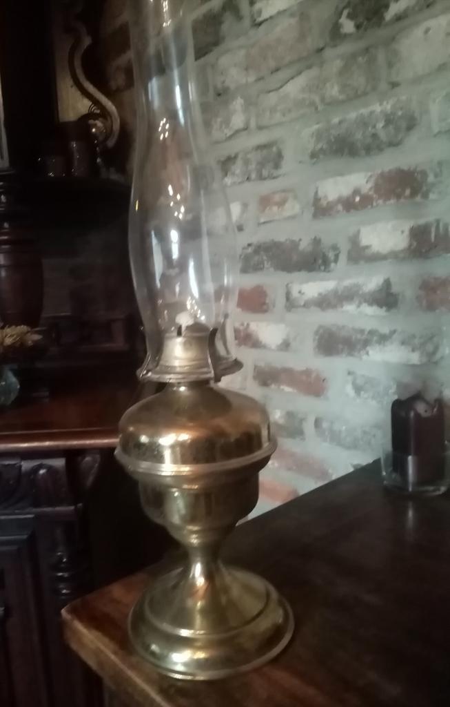 Heel oude koperen petroleumlamp, Antiek en Kunst, Ophalen of Verzenden