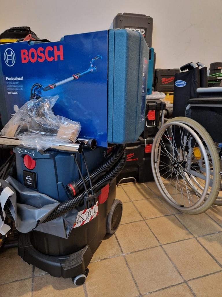 Aspirateur  Bosch professional +ponceuse giraf, Ophalen