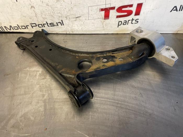 Bras de suspension bas avant droit d'un Volkswagen Golf, Volkswagen, -, 3 mois de garantie, Utilisé