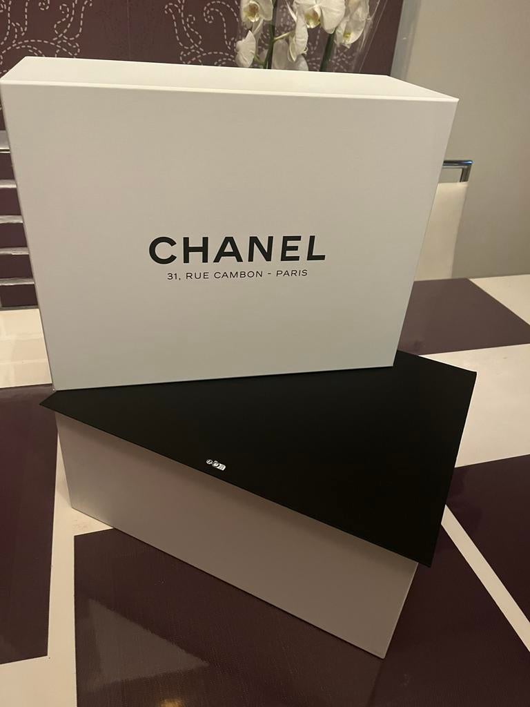 Grande Boîte Chanel blanche + sac shopping en cadeau, Enlèvement ou Envoi, Comme neuf