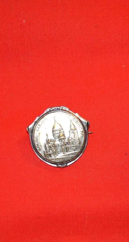ancienne broche religieuse sacre coeur mont martre (x2023), Bijoux, Sacs & Beauté, Bijoux anciens, Enlèvement ou Envoi, Autres matériaux