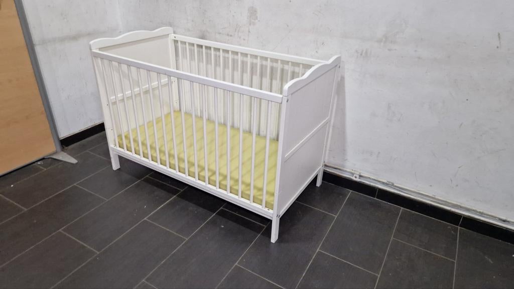 IKEA babybed witte kleur 60cmx120cm met schoon matras, Kinderen en Baby's, Ophalen of Verzenden, Zo goed als nieuw, Matras