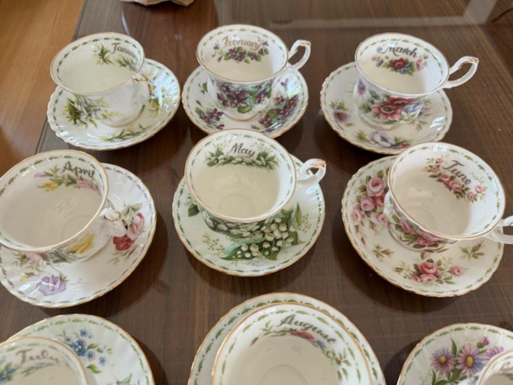 12 tasses et soucoupes Royal Albert Flowers of the Month, Enlèvement ou Envoi, Comme neuf, Autres styles, Porcelaine