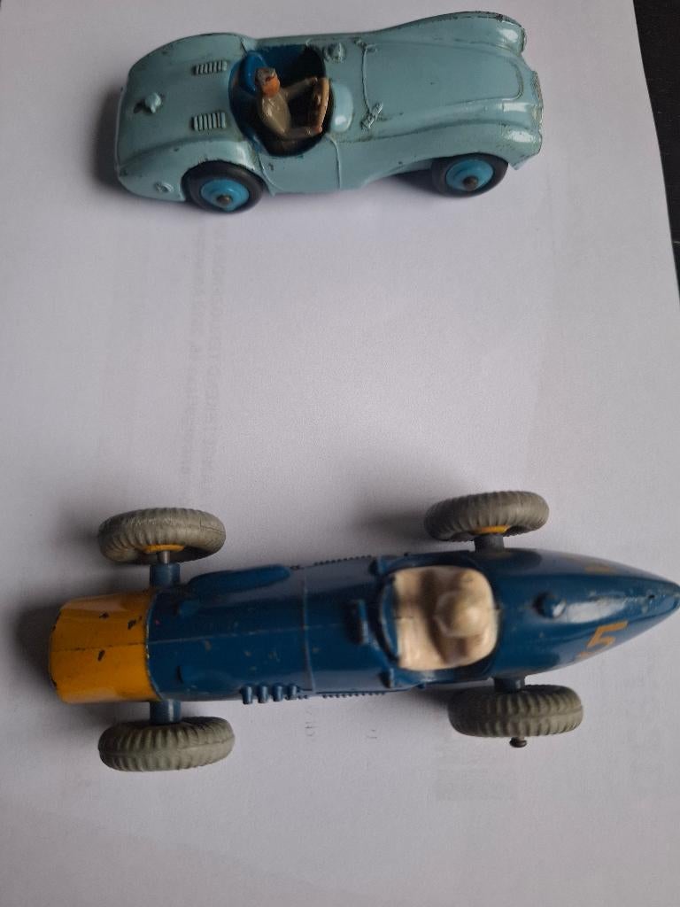 te koop of ruilen 2 x Dinky toys Ferrari  en Aston Martin, Antiek en Kunst, Ophalen of Verzenden