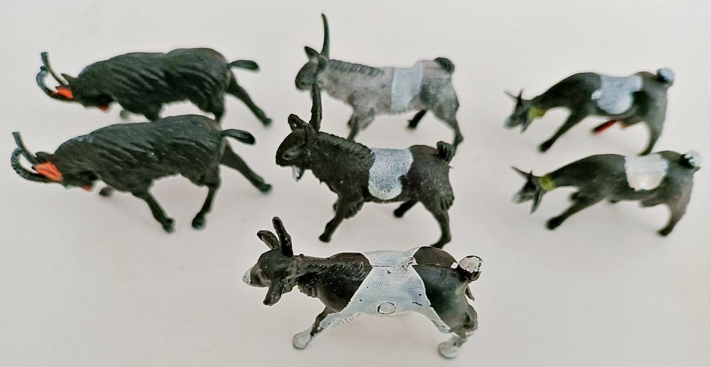 Lot de 7 figurines de chèvres / boucs miniatures, Collections, Statues & Figurines, Utilisé, Animal, Enlèvement ou Envoi