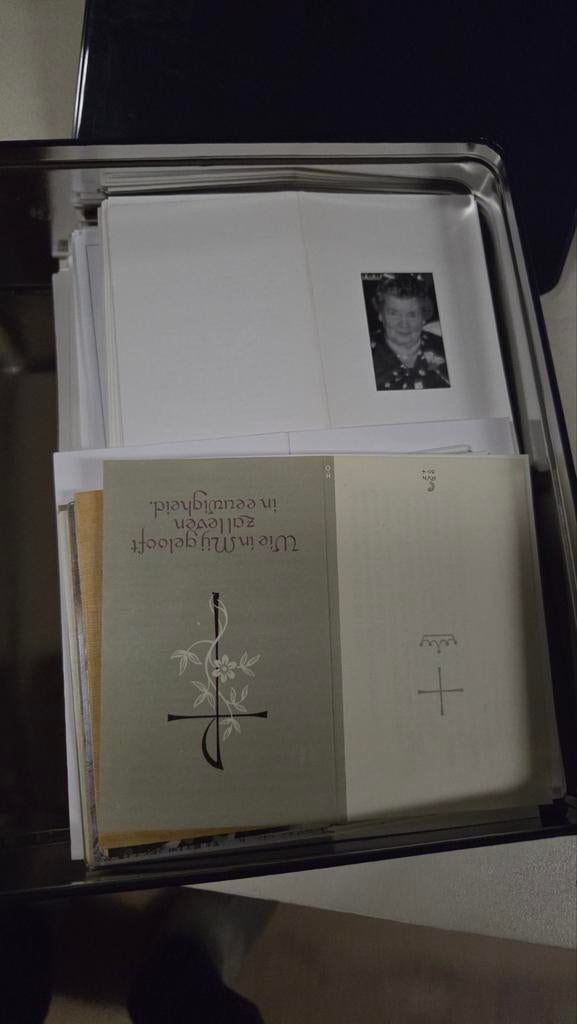 Doodsprentjes in blikken doos, Verzamelen, Bidprentjes en Rouwkaarten, Ophalen