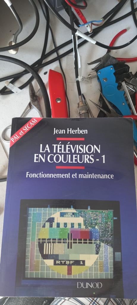 Boek de bediening en het onderhoud van pal secam, Ophalen of Verzenden, Gelezen