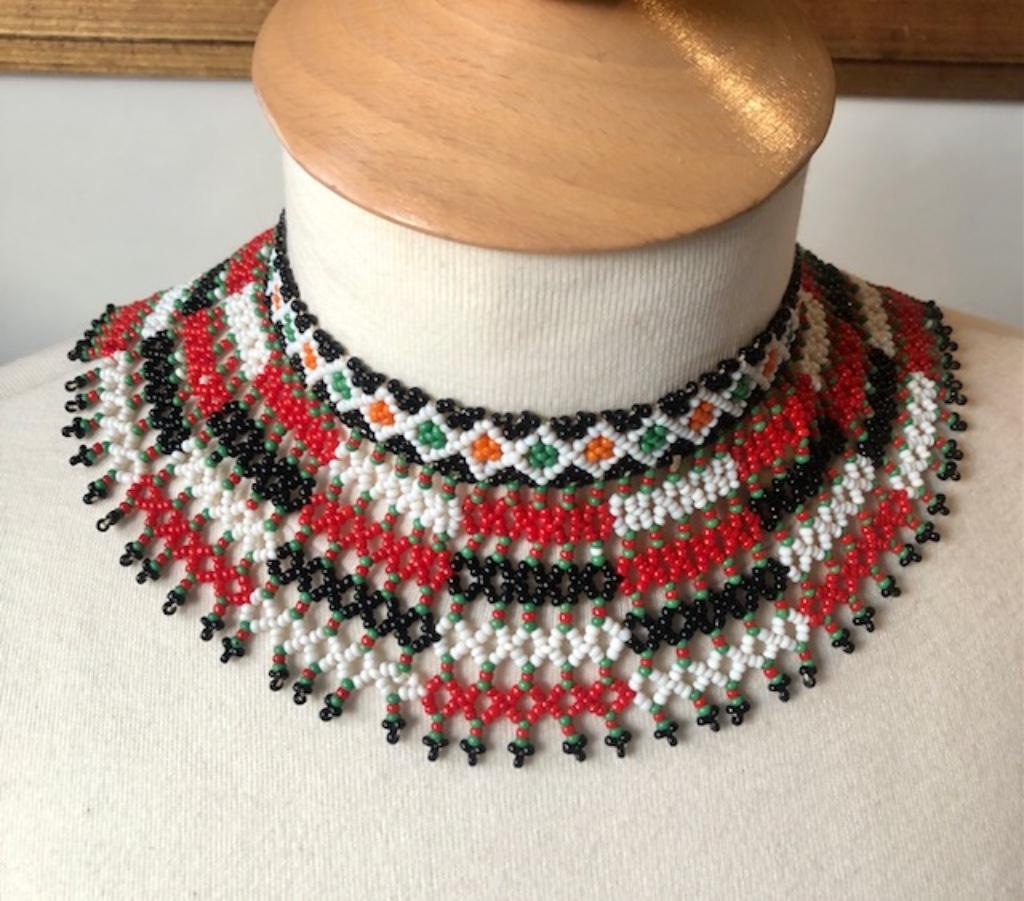 collier perlé *fait main*, Bijoux, Sacs & Beauté, Colliers, Enlèvement ou Envoi, Comme neuf, Rouge, Synthétique