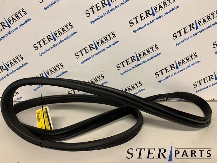Portierrubber 4Deurs links-achter van een Mercedes E-Klasse, Gebruikt, -, Ophalen of Verzenden, -